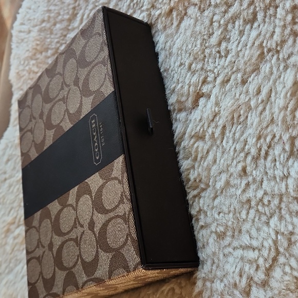 Awesome NWOT Coach Poker Set In Storage Chest 🎲♣️♠️ - Picture 3 of 15